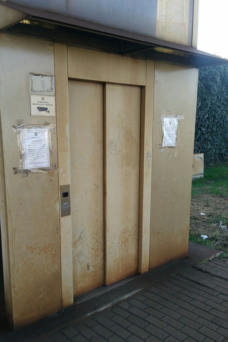 Nem működő lift Ferihegy állomásnál, 2017. október 16. jarokelo.hu/24774 (Fotó: Sweidan Omar)