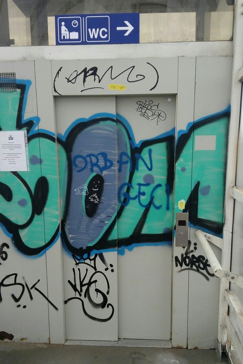 Nem működő lift Ferihegy állomásnál, a buszmegállóhoz közel, 2017. október 3. jarokelo.hu/24440 (Fotó: Sweidan Omar)