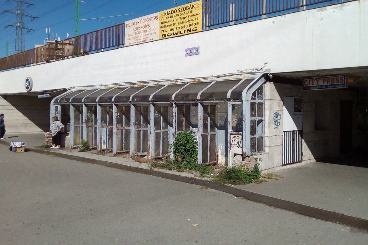 Ódon telefonfülke-sor maradványa Újpest Városkapunál, 2017. október 9. jarokelo.hu/24576 (Fotó: Szendefy Áron)