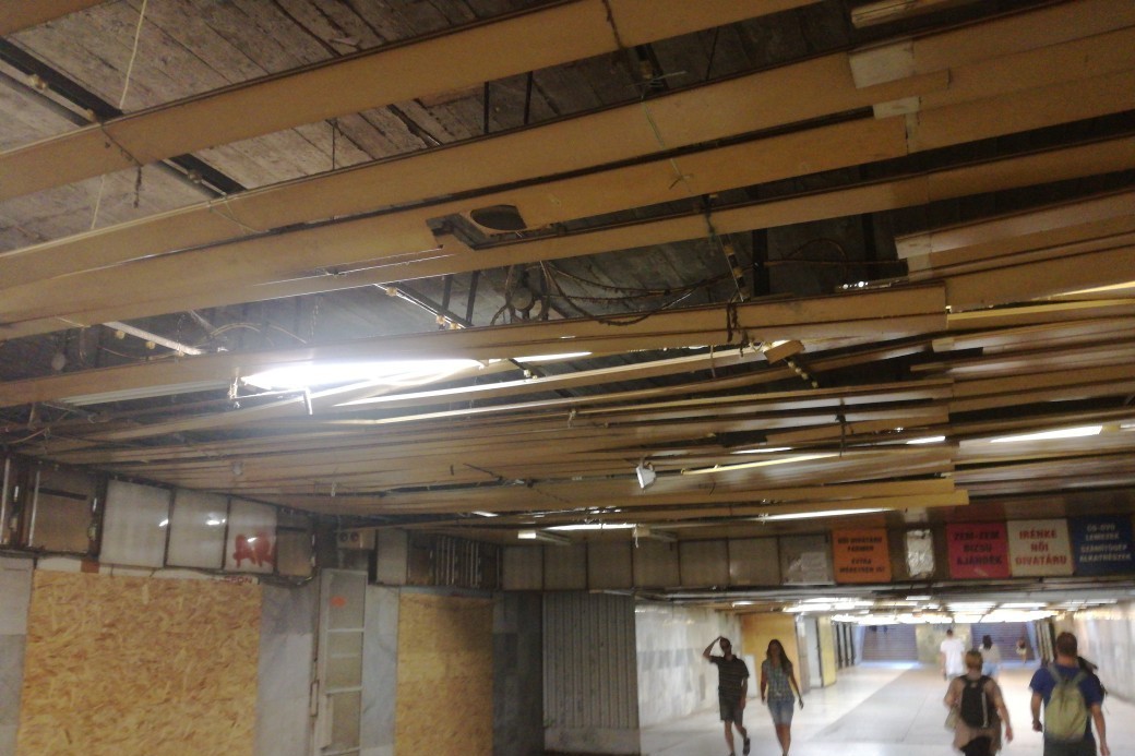 Álmennyezet a Nyugati pályaudvar aluljárójában, 2017. július 20. jarokelo.hu/22492 (Fotó: Járókelő Balázs)