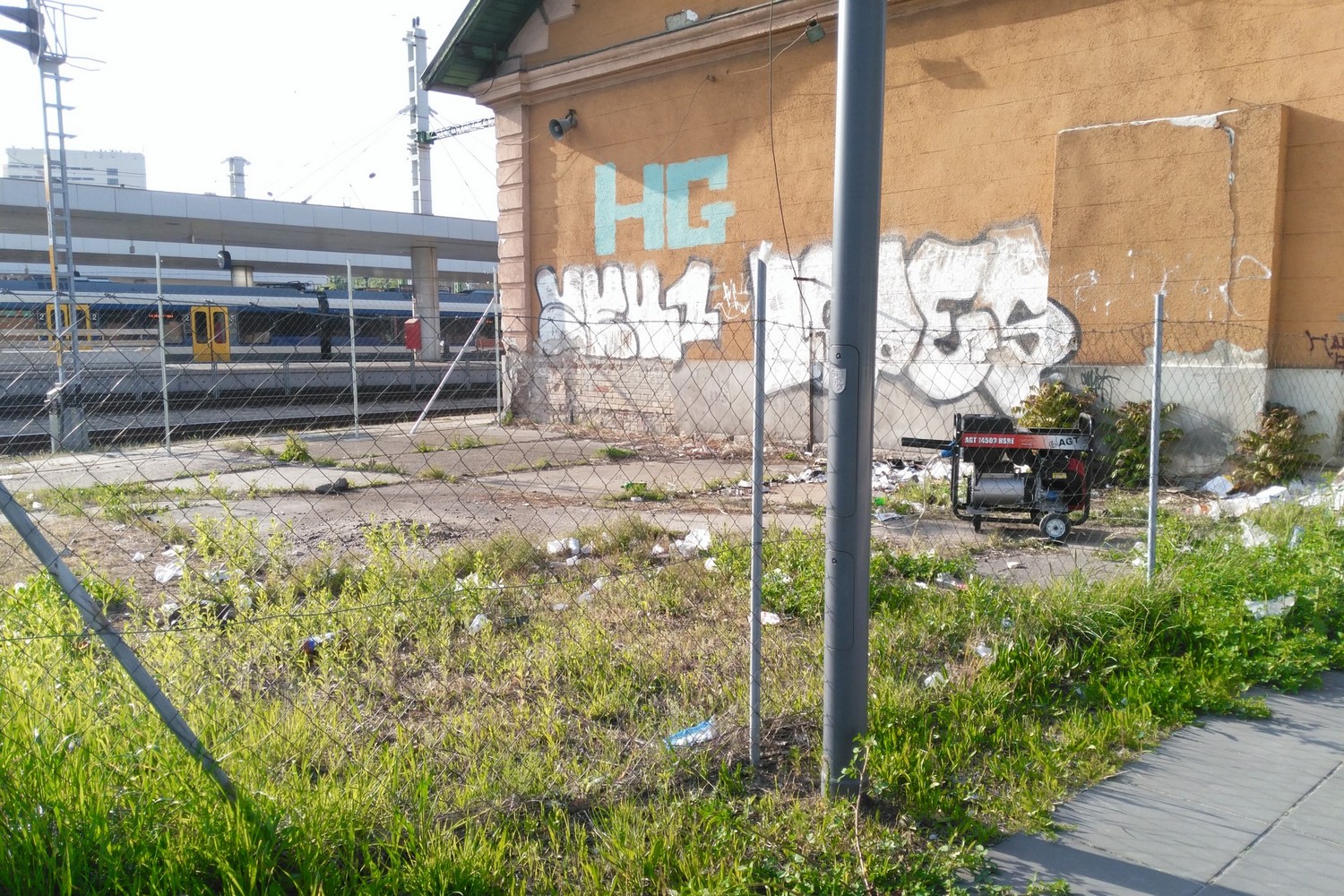 Szemét, graffiti és egy „hangosan berreg eszköz” Kelenföldön, 2017. április 24. jarokelo.hu/20086 (Fotó: Barna Gábor)