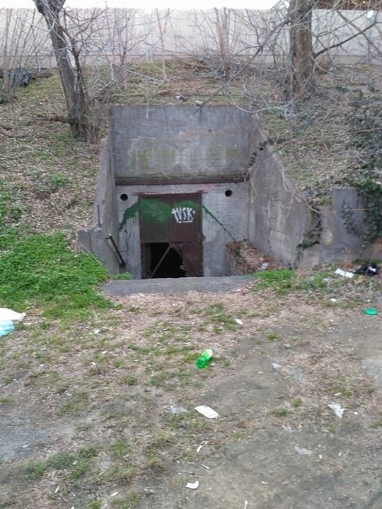 Beton és lyukas vasajtó Újpestes, 2017. március 26. jarokelo.hu/19209