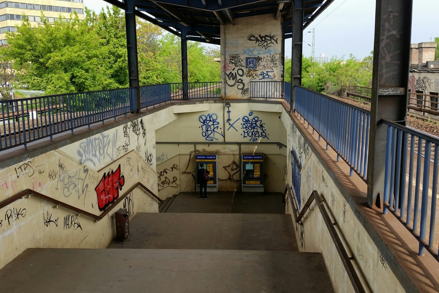 Az összefirkált Kőbánya alsó vasútállomás, 2016. április 23. jarokelo.hu/10926 (Fotó: Somodi-Nagy Szabolcs)