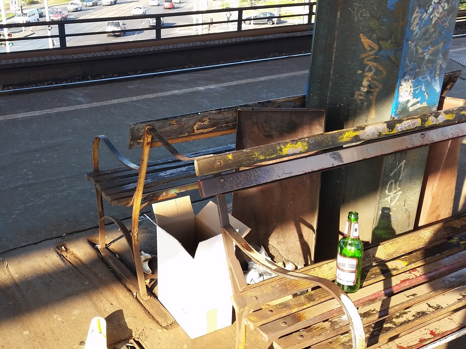 Pad és szemetes Kőbánya alsó vasútállomáson, 2016. október 9. jarokelo.hu/15189 (Fotó: Somodi-Nagy Szabolcs)