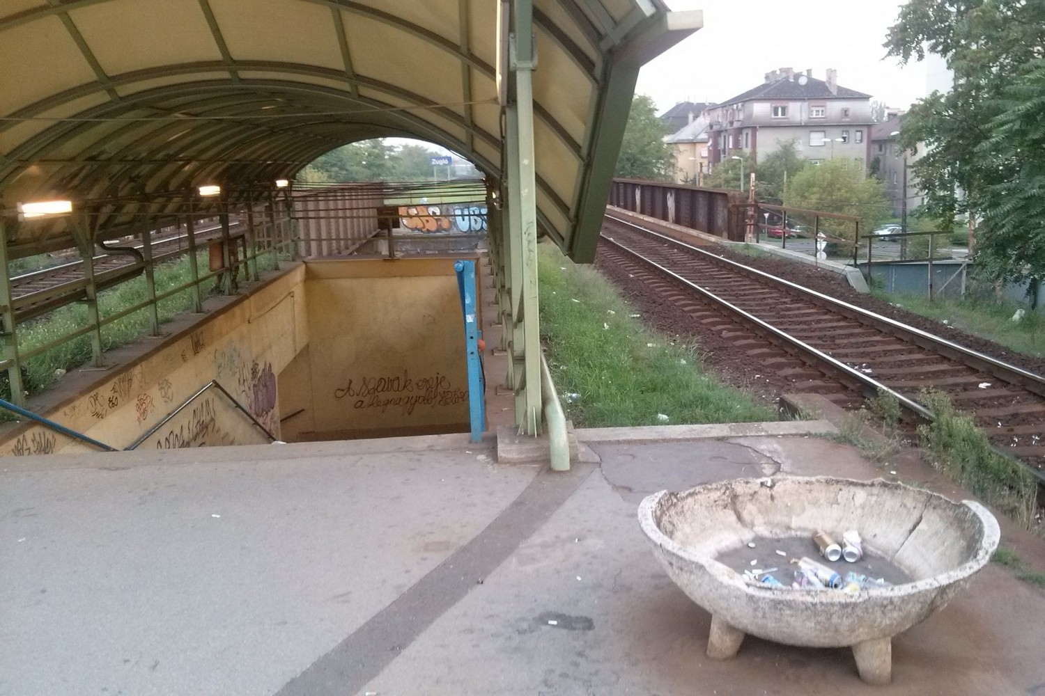 A leharcolt Zugló vasútállomás, 2016. augusztus 21. jarokelo.hu/14135