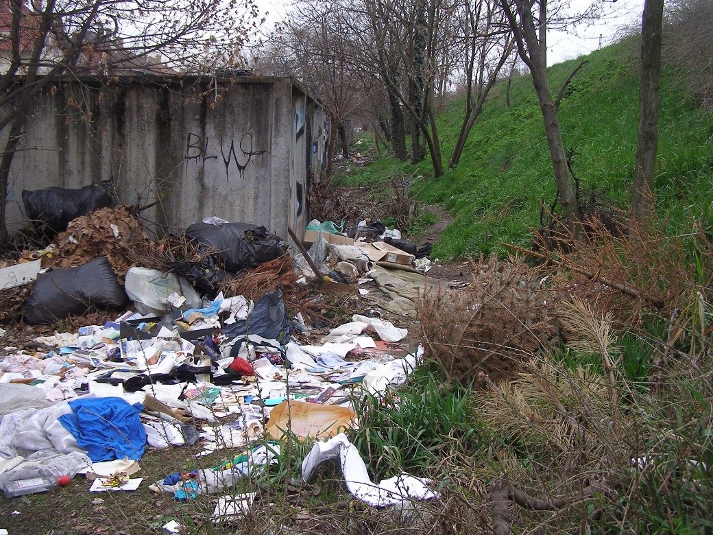 Szemét a vasúti töltés oldalában, a zuglói Báthory István parknál, 2016. március 13. jarokelo.hu/9945